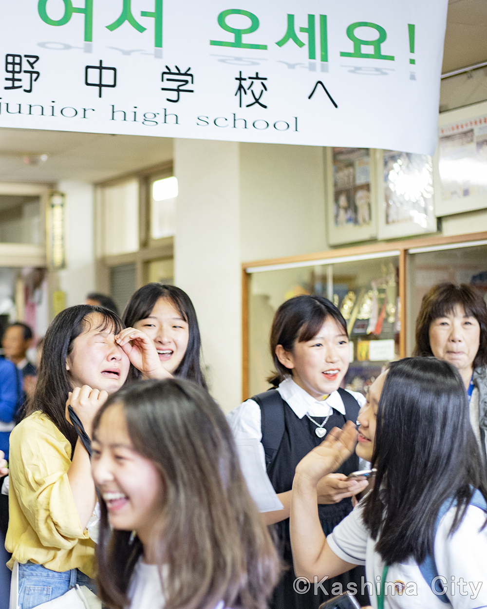 交流会終了後、大野中の生徒たちとの別れを惜しむ韓国西帰浦市の中学生