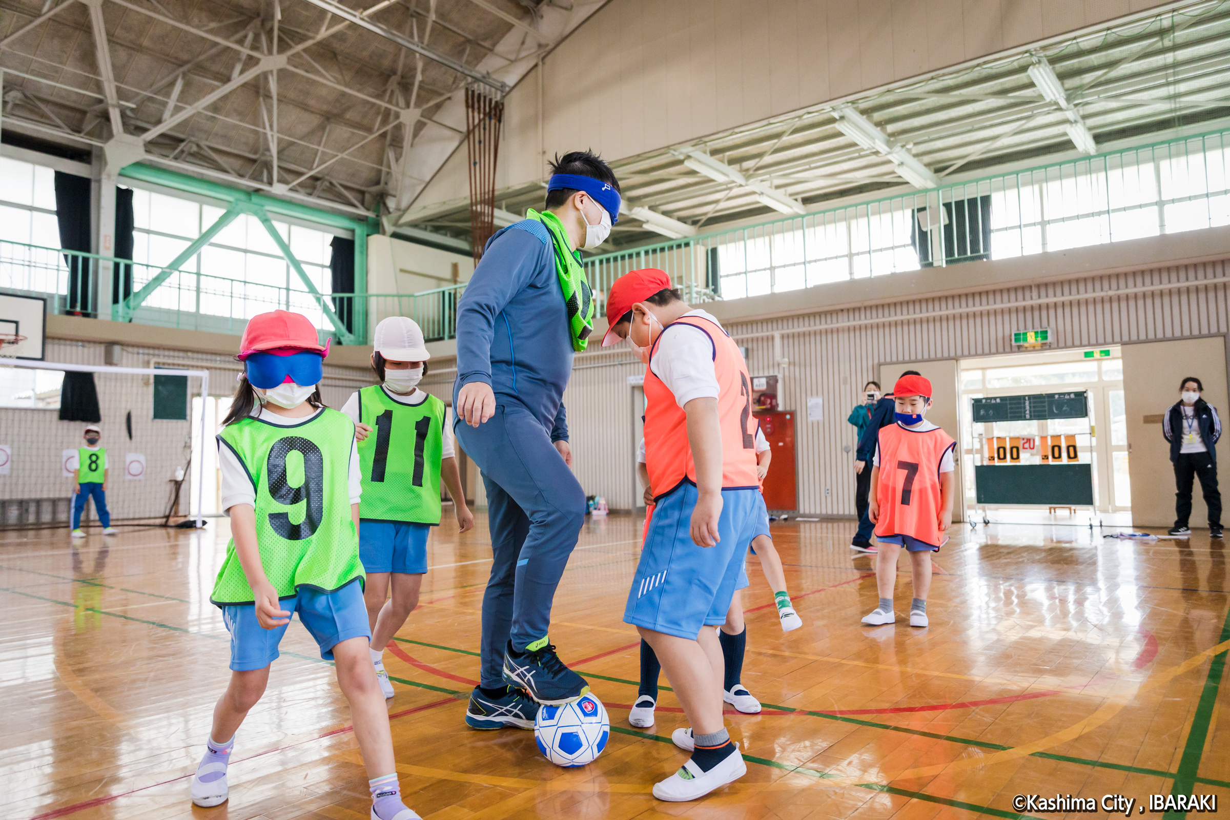 ブラインドサッカーを体験する中野西小学校の児童