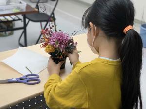 花を挿す生徒