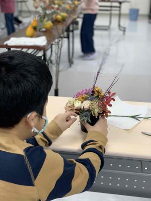 選んだ花を挿す生徒