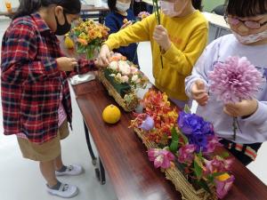 花を選ぶ生徒