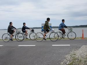 堤防をスイスイと自転車で疾走