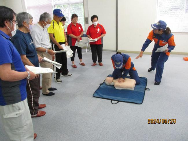 AED人形胸骨圧迫のやり方説明の写真
