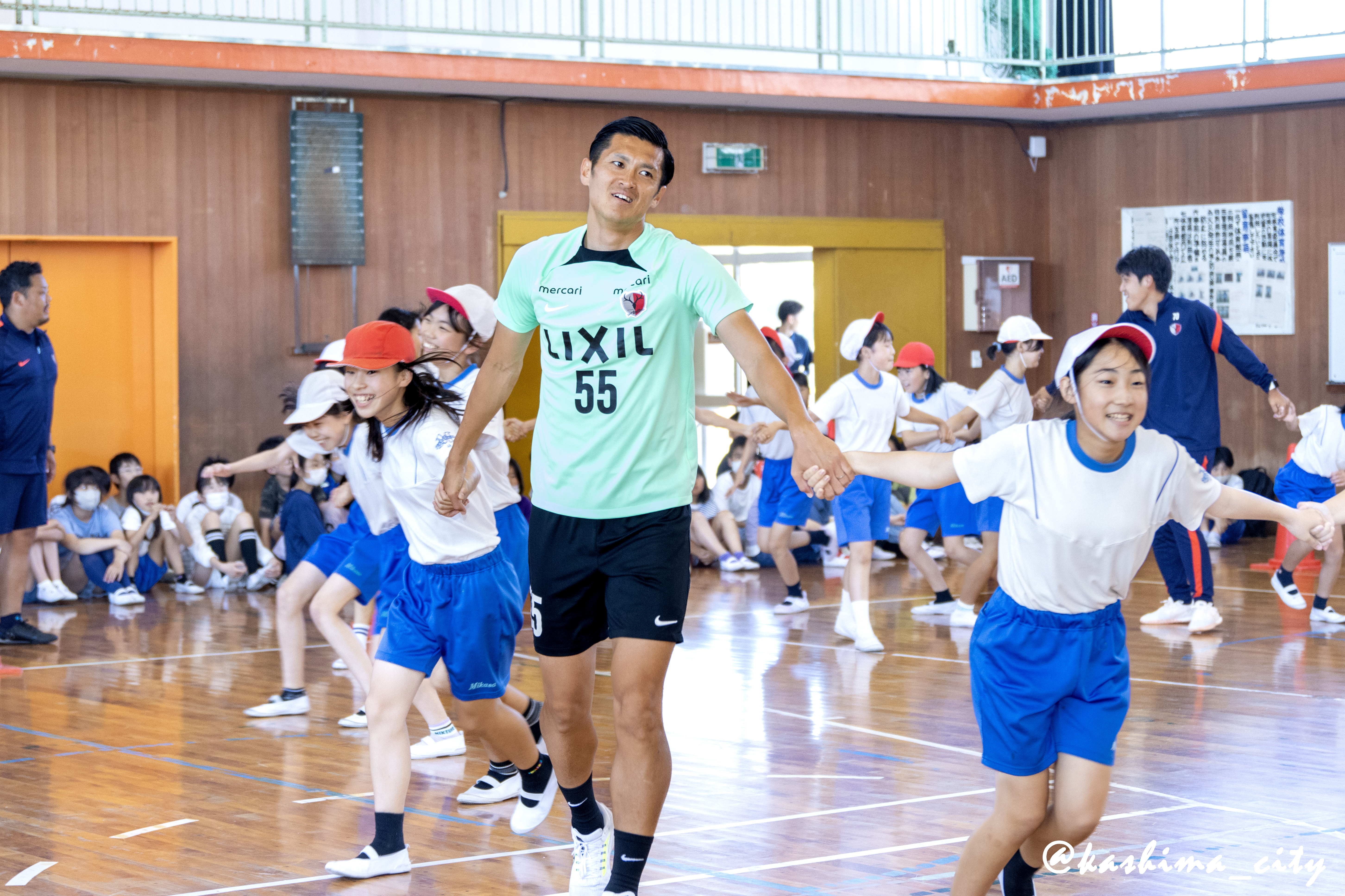 植田直通選手と子どもたち