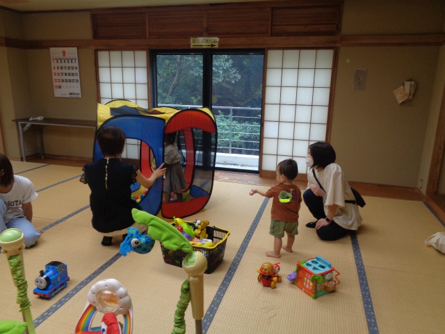 和室で遊ぶ幼児