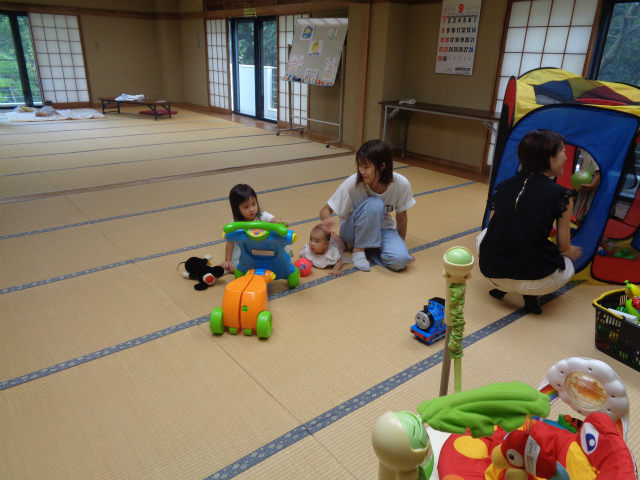 姉妹で遊ぶ幼児