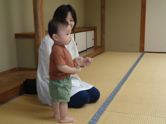 先生を見つめる幼児