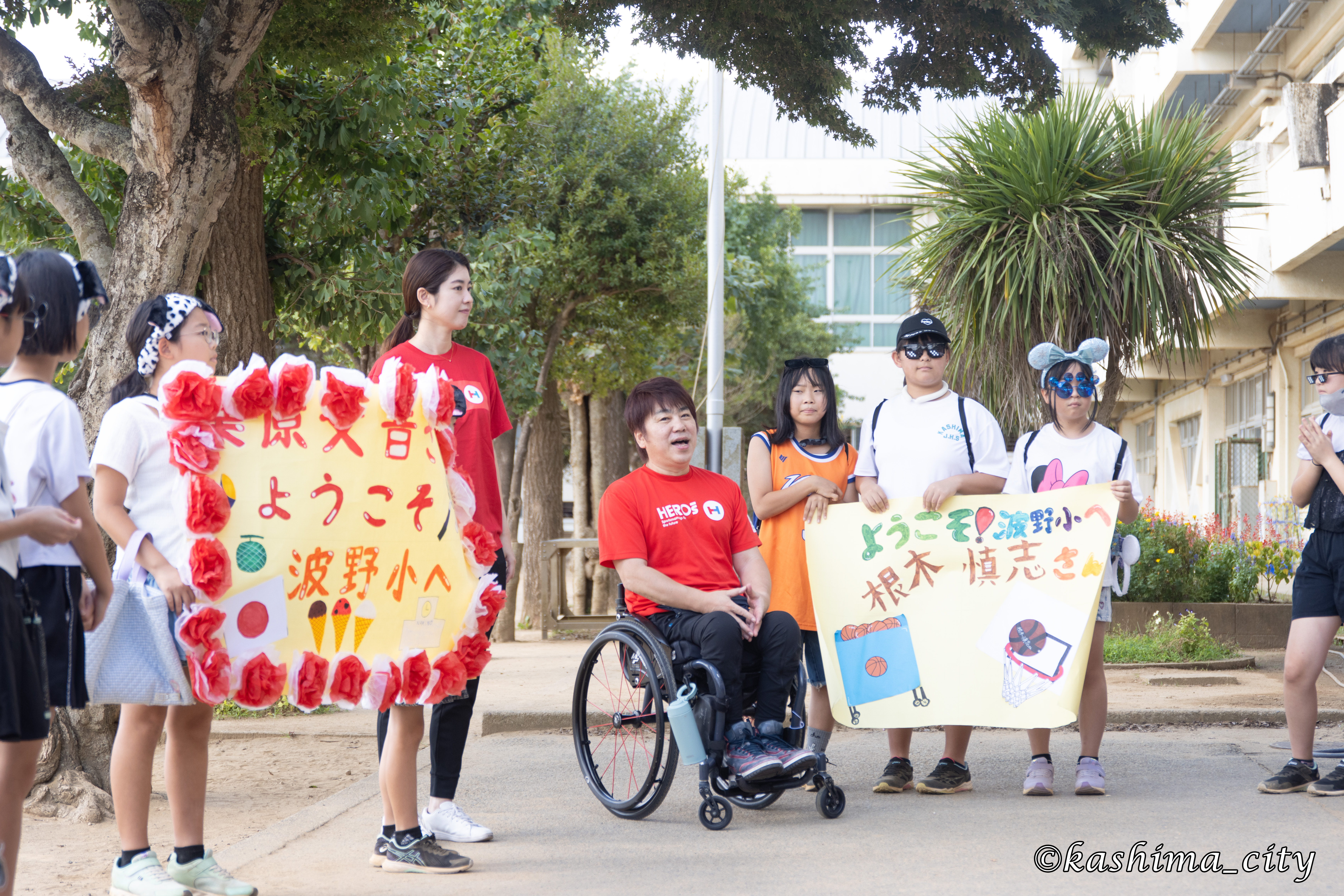 自己紹介をする栗原さんと根木さん