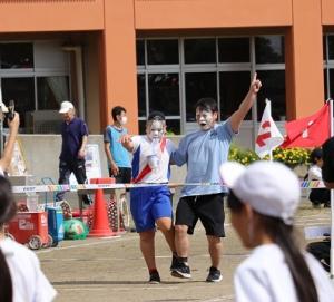 小学校の親子競技二人で息を合わせてハイポーズ