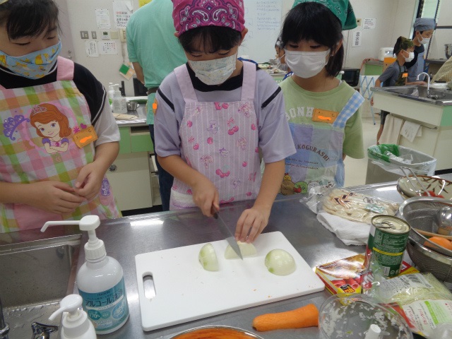 玉ねぎを小さく切る子ども