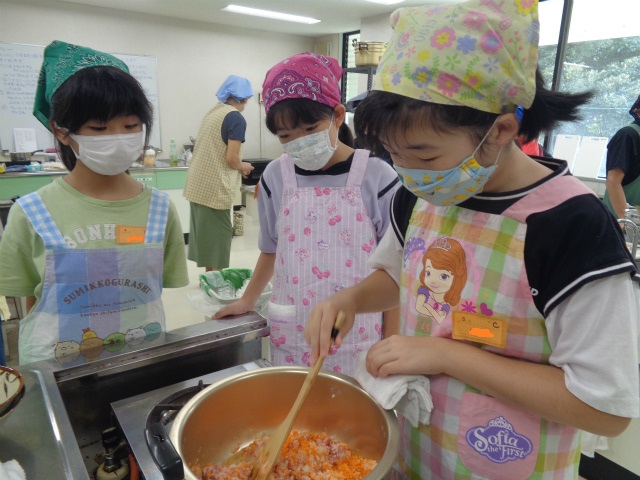 野菜を炒める子ども