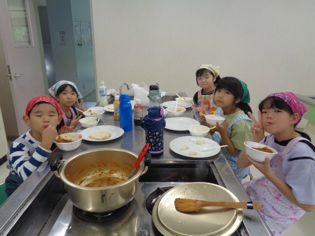 カレーを食べる子どもたち