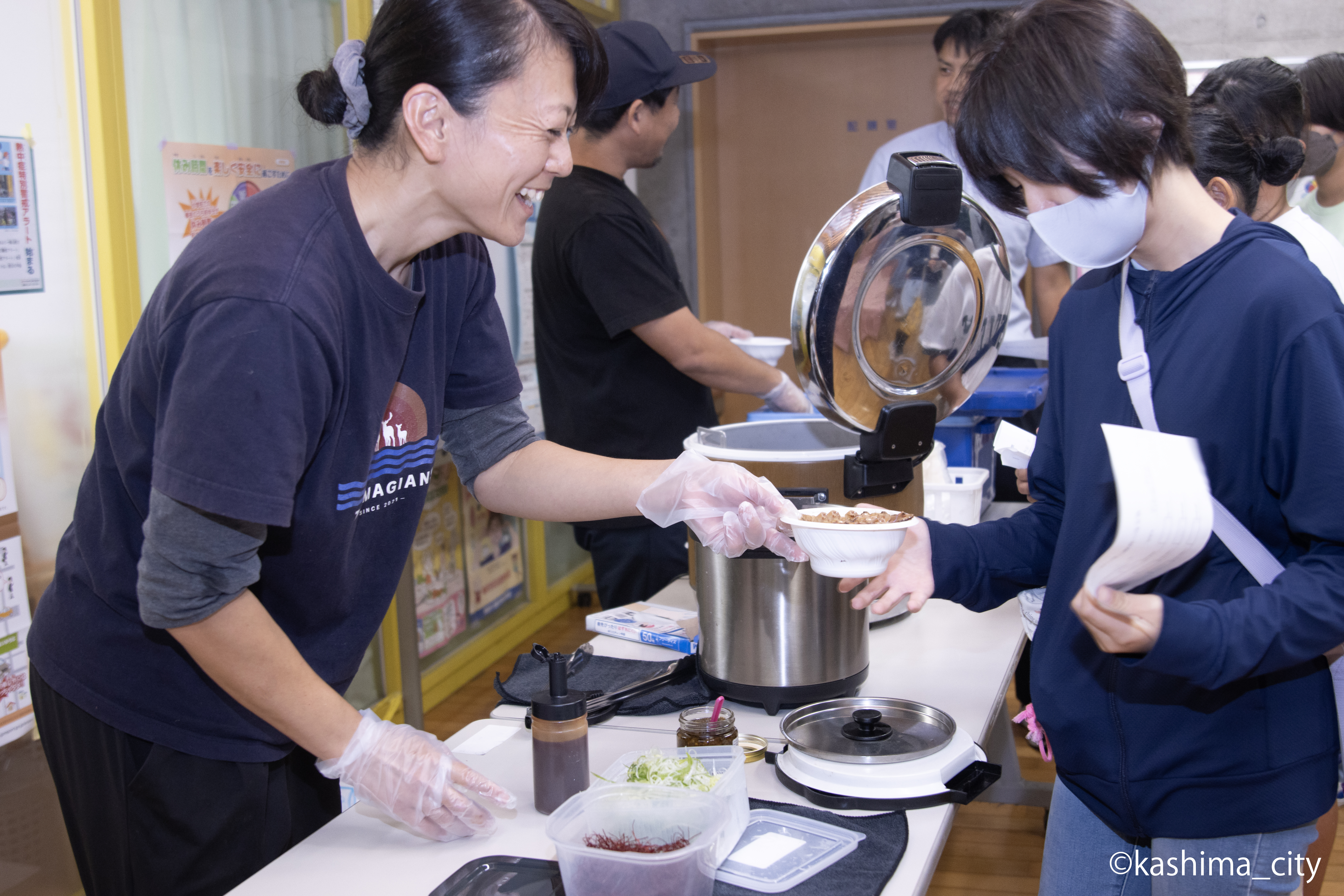 児童に丼を渡す山町未来さん