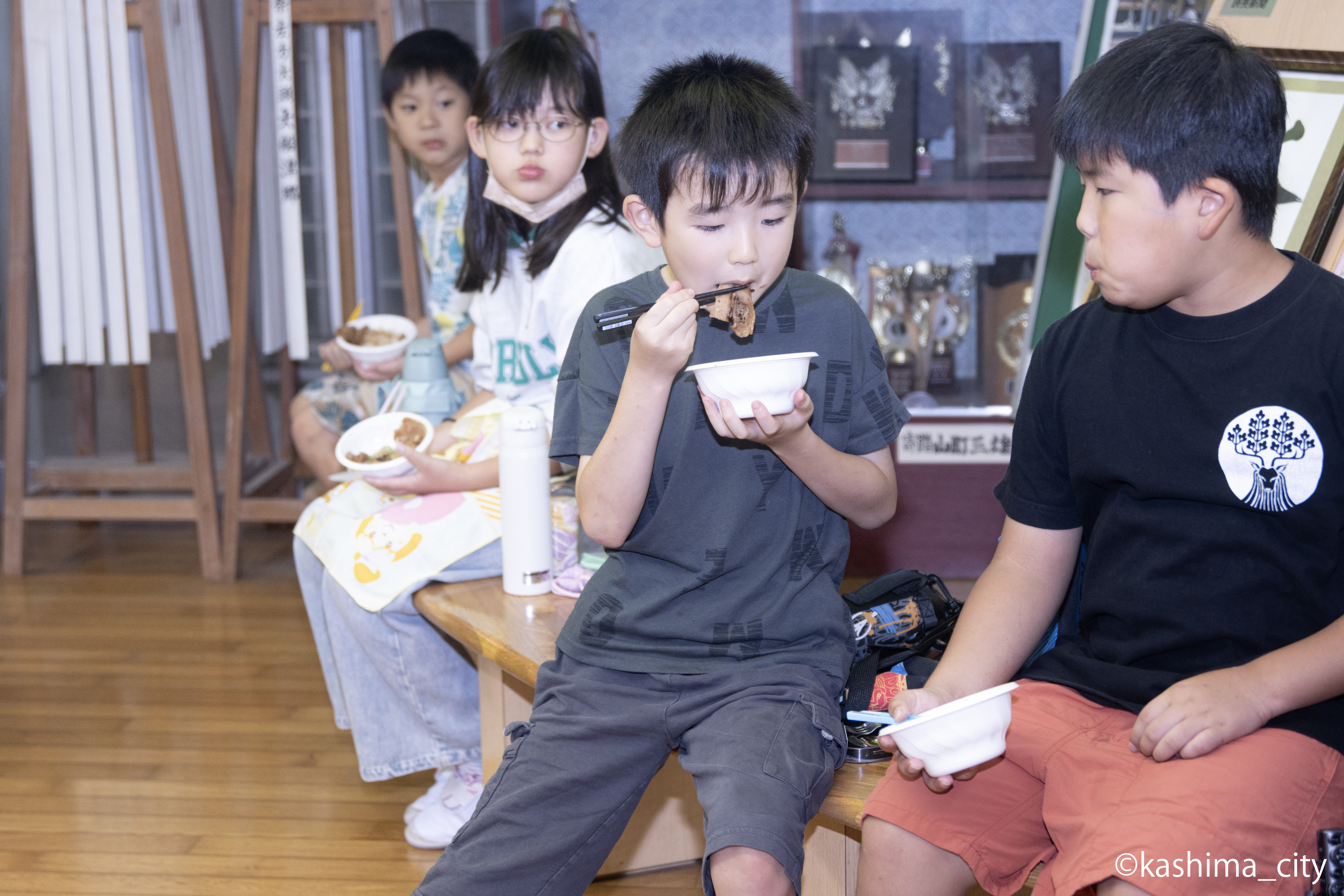 豚バラを食べる様子