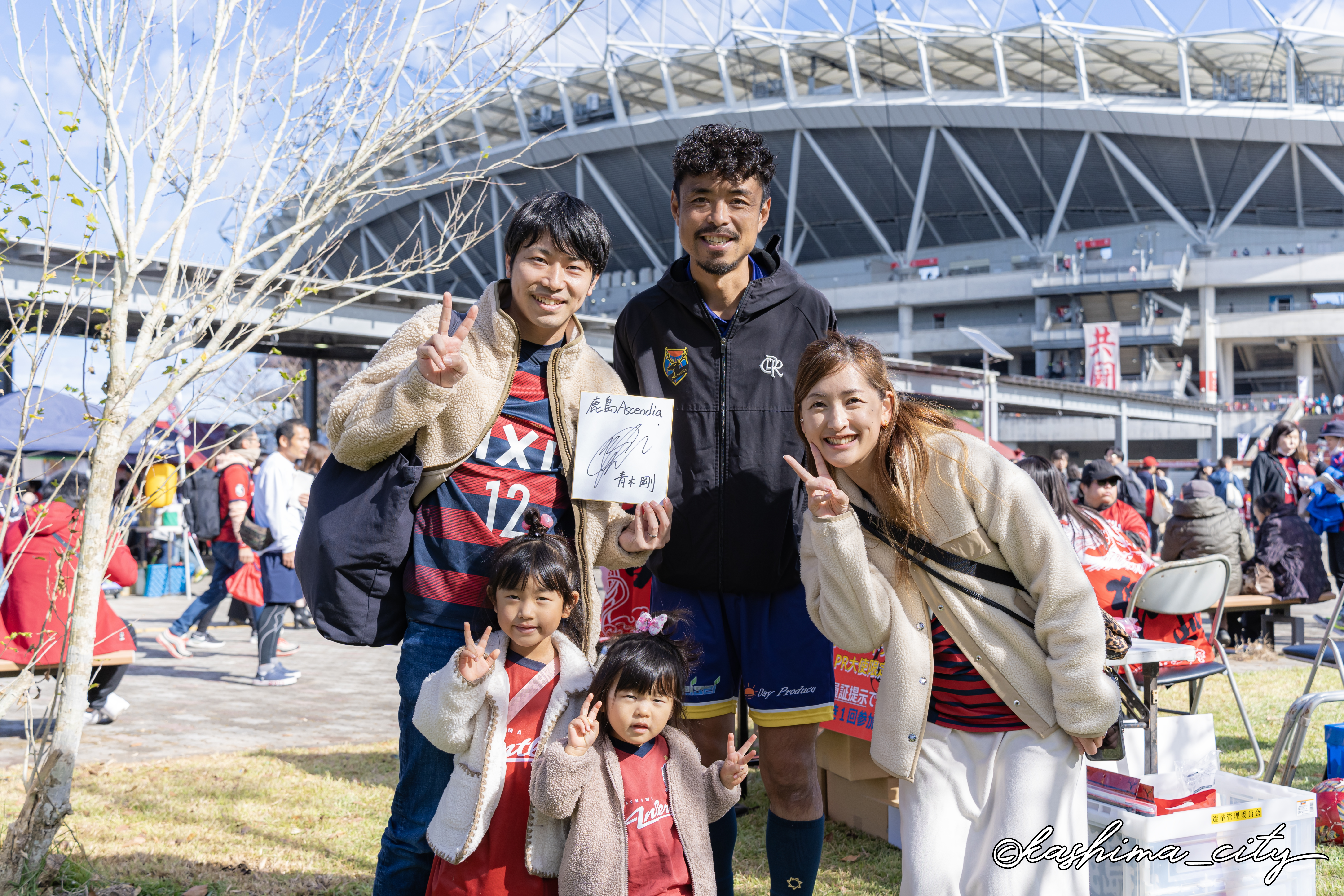 青木剛さんとフットゴルフに参加した４人家族