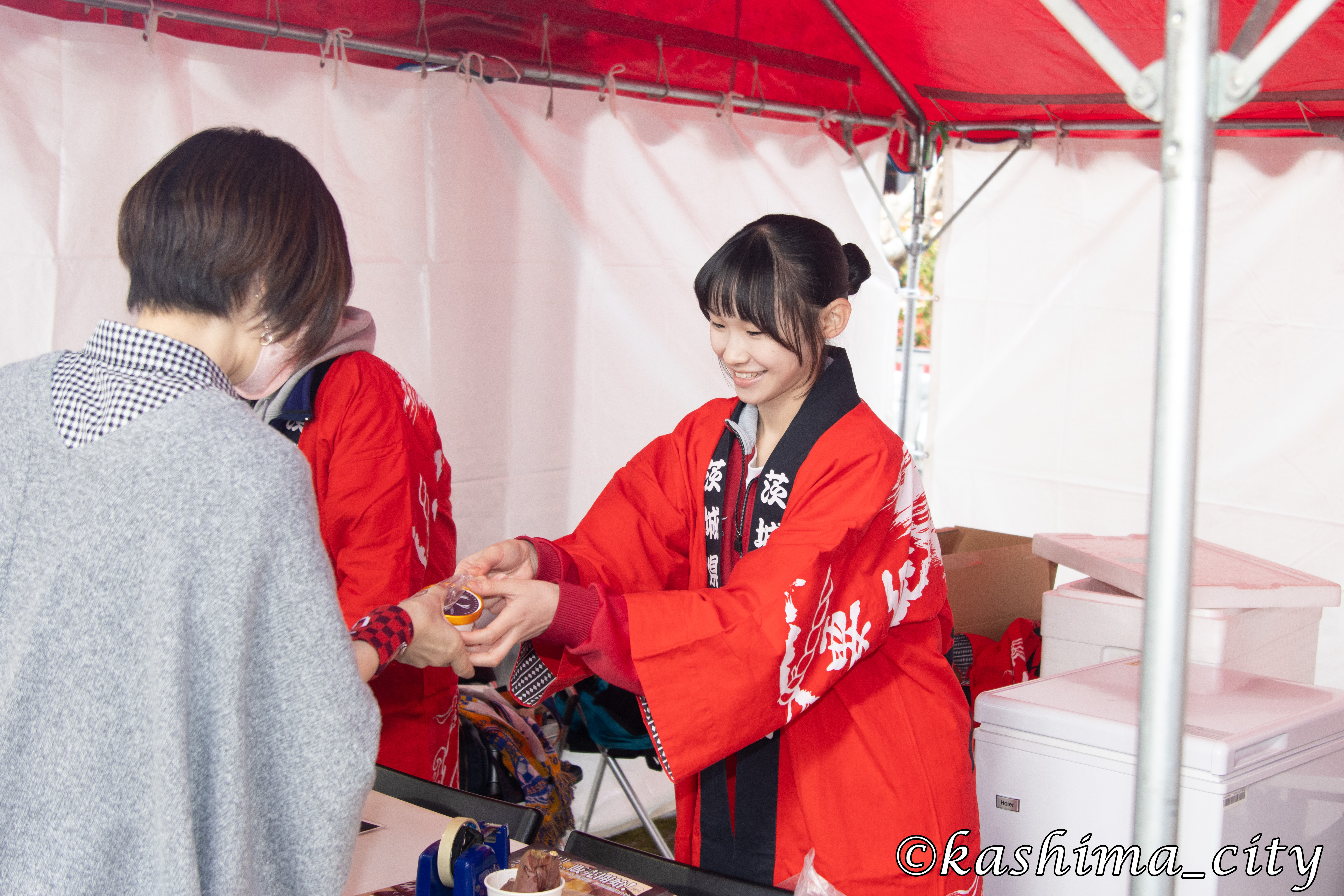 ふるさと納税返礼品の焼き芋アイスを販売する中学生