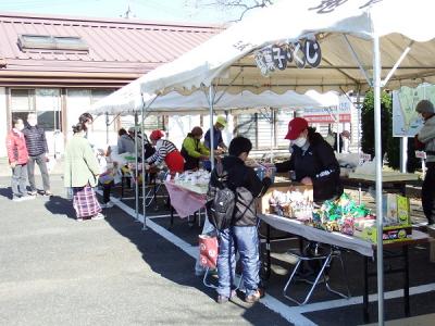 美味しい食べ物を販売する模擬店