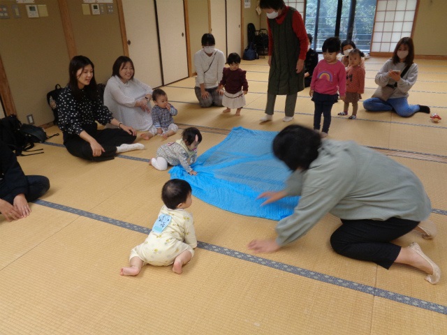 スカーフに興味をもる幼児