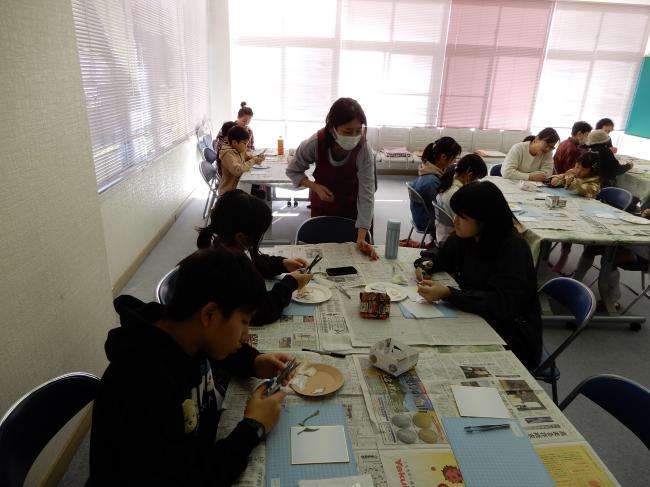 豊郷児童が押し花を切っている写真