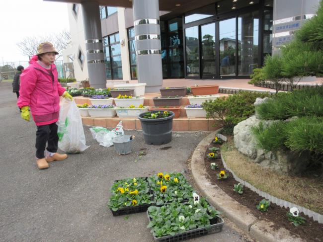 環境福祉草取り・花植え