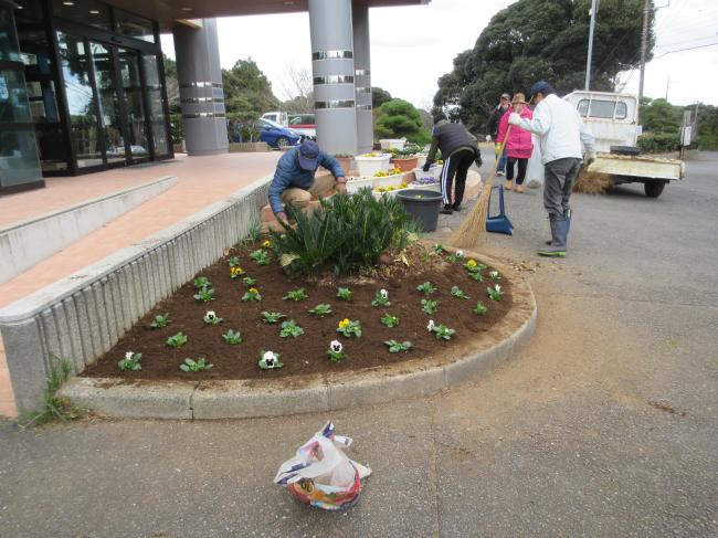 環境福祉草取り・花植え