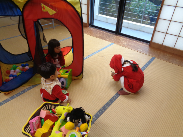 おもちゃで遊ぶ幼児たち