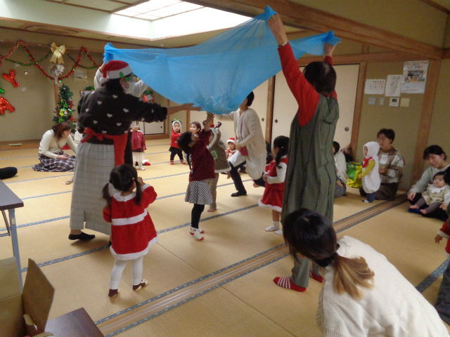 リトミックスカーフに手を伸ばす子どもたち