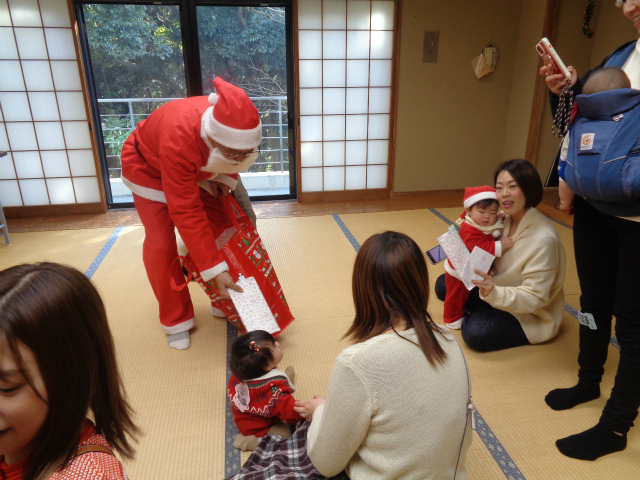 サンタからプレゼントをもらう子ども