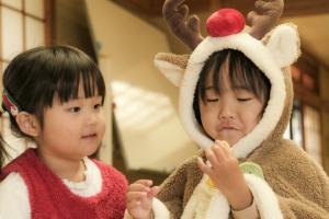 お菓子を食べる幼児