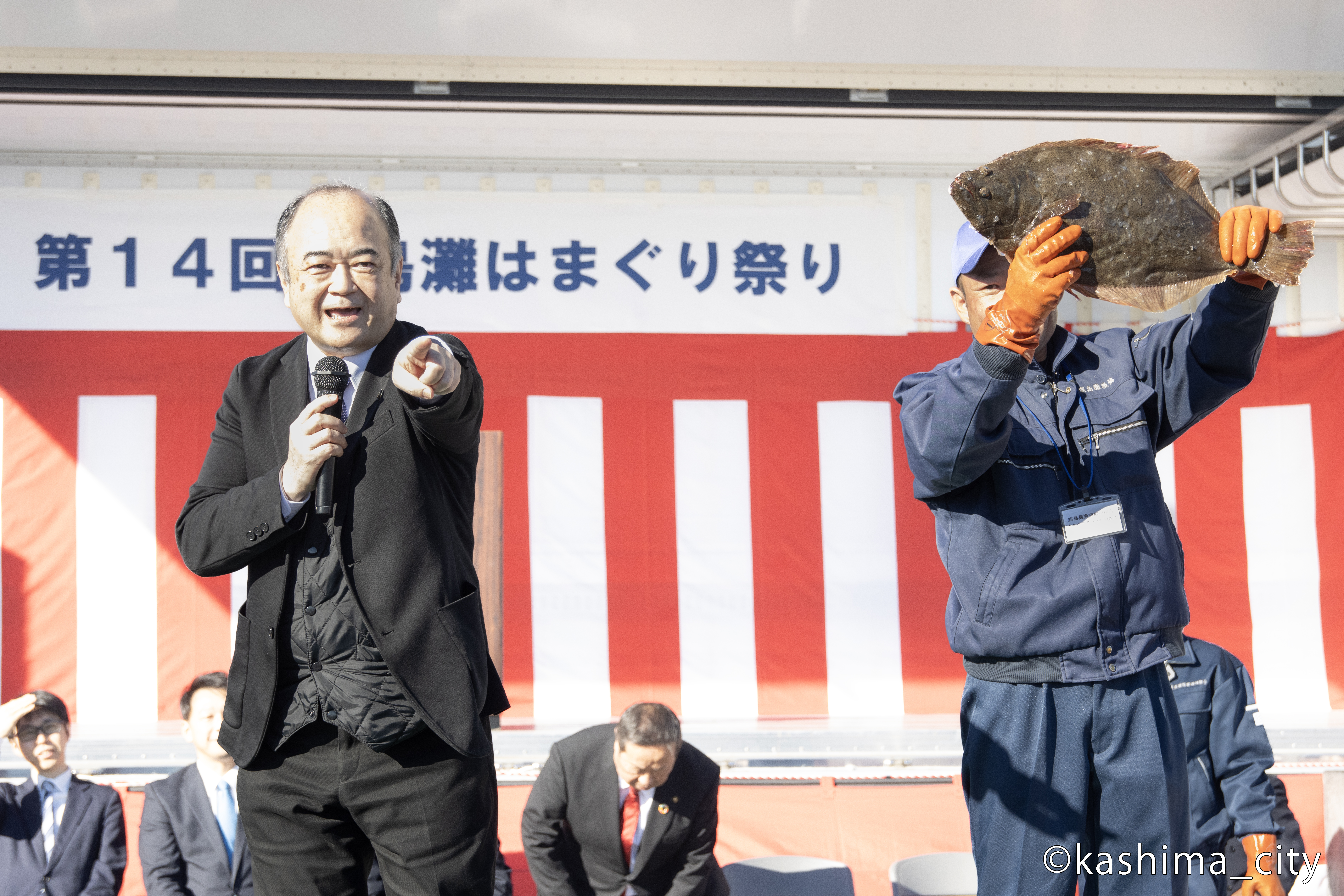 模擬競りを行う田口伸一市長