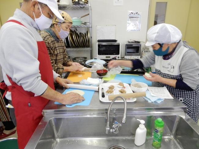 中華まんの生地に肉餡をつめる工程写真