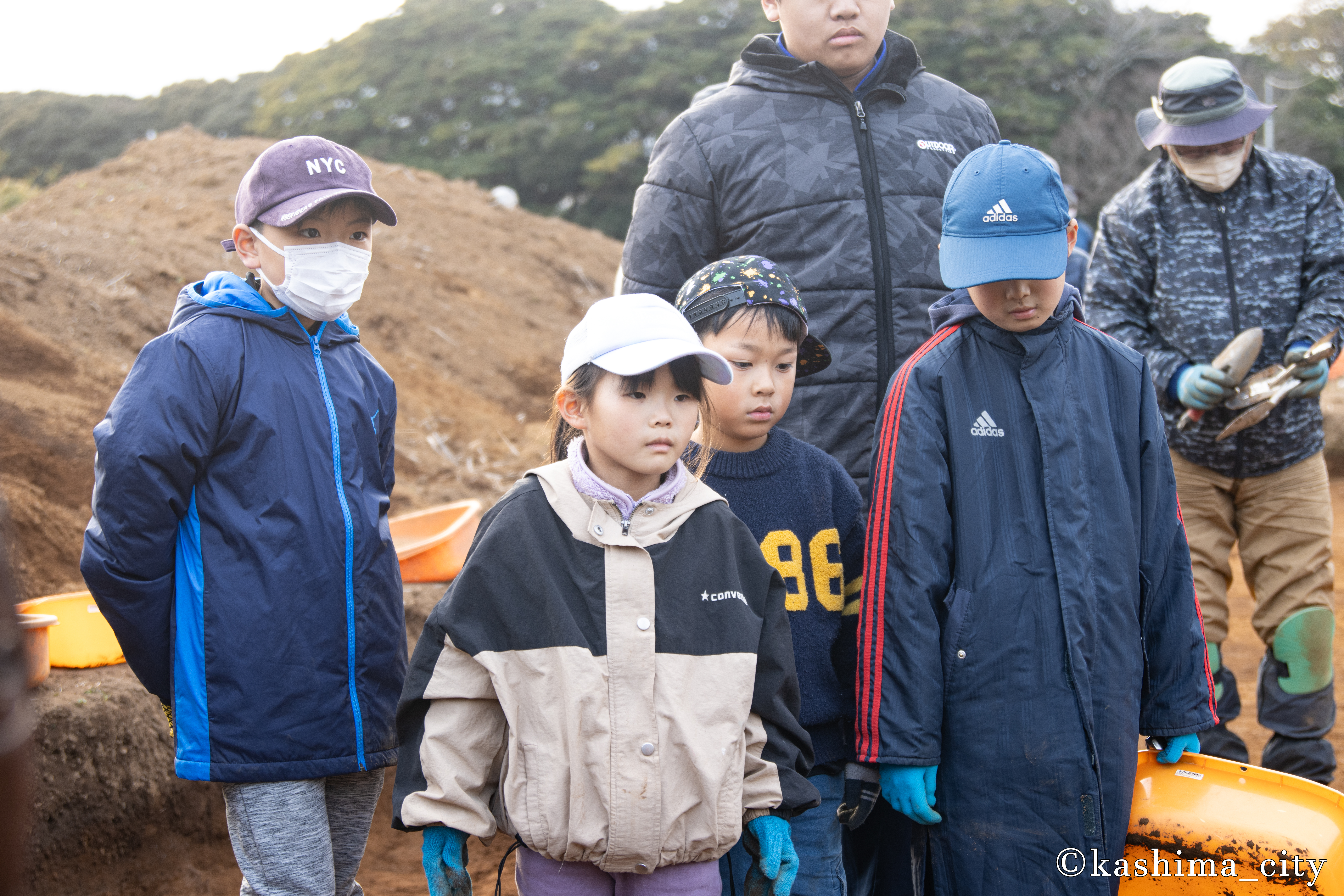 講師の話を聞く女子児童