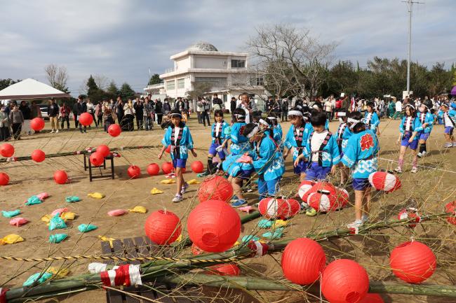 竹に提げられたお菓子をもらっている子どもたちの様子です