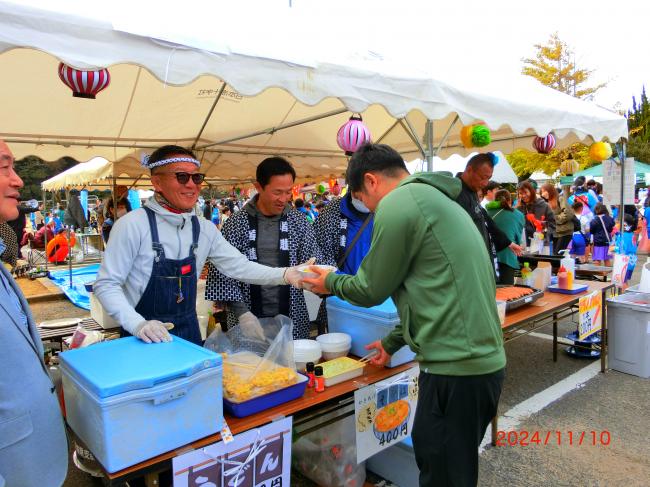 豊郷マルシェの様子,うどんを渡しているところです