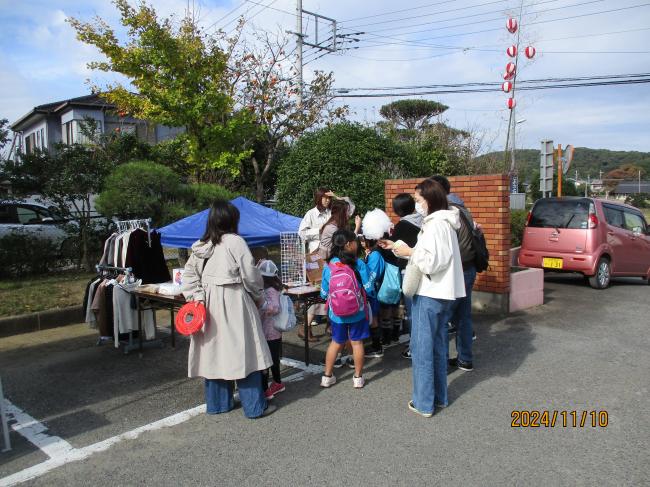 ハンドメイド雑貨のお店にならんでいる様子