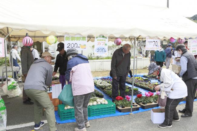 花や野菜を買っている様子