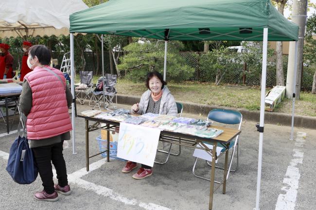 布草履を販売をしている様子