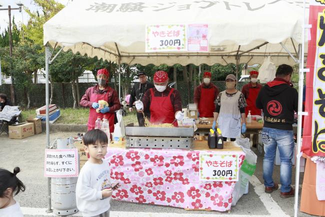 焼きそばを販売している様子