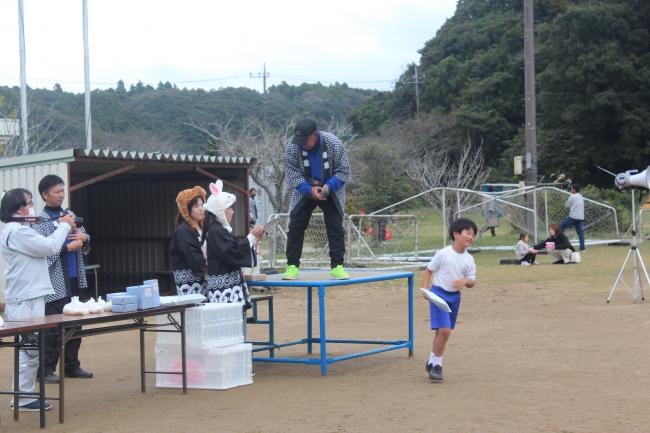 お楽しみ抽選会で賞品を受け取った様子