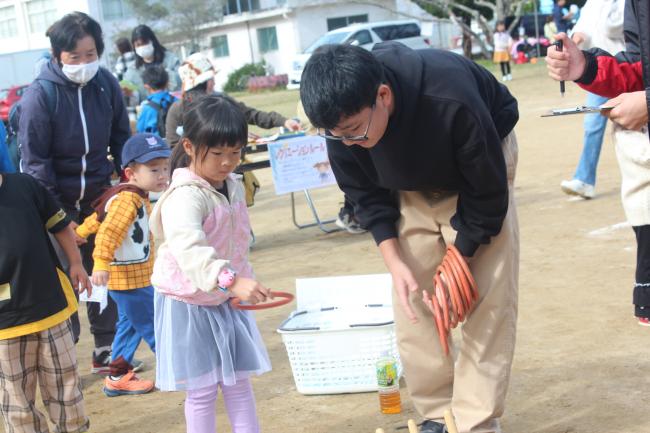 中学生ボランティア,レクリエーションの輪投げ