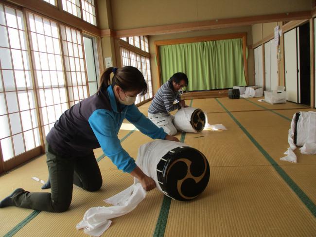 太鼓にさらしを巻く様子