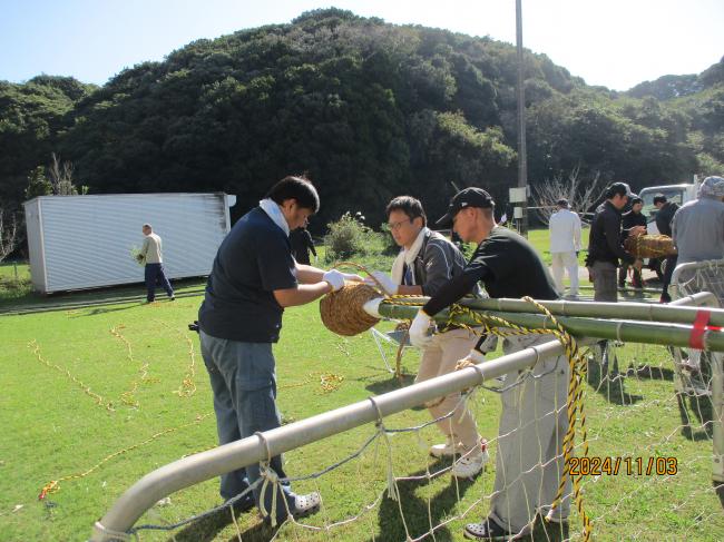 竹を合わせる作業