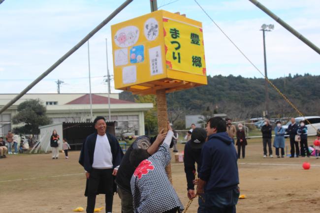 提灯祭りの竹を支える保護者