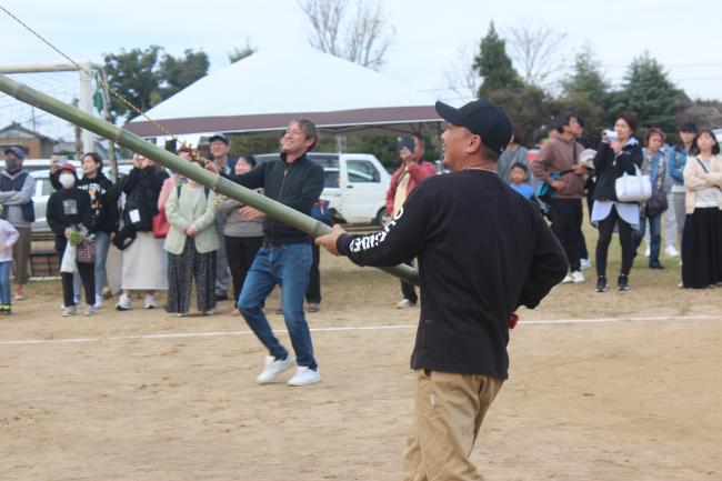 提灯祭りの竹を支える保護者