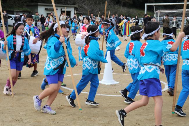 祭頭囃子をるす子どもたち