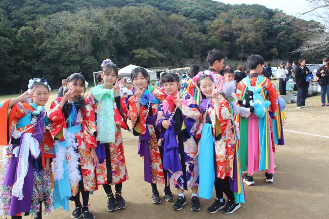 祭頭祭の衣装を着た子どもたち