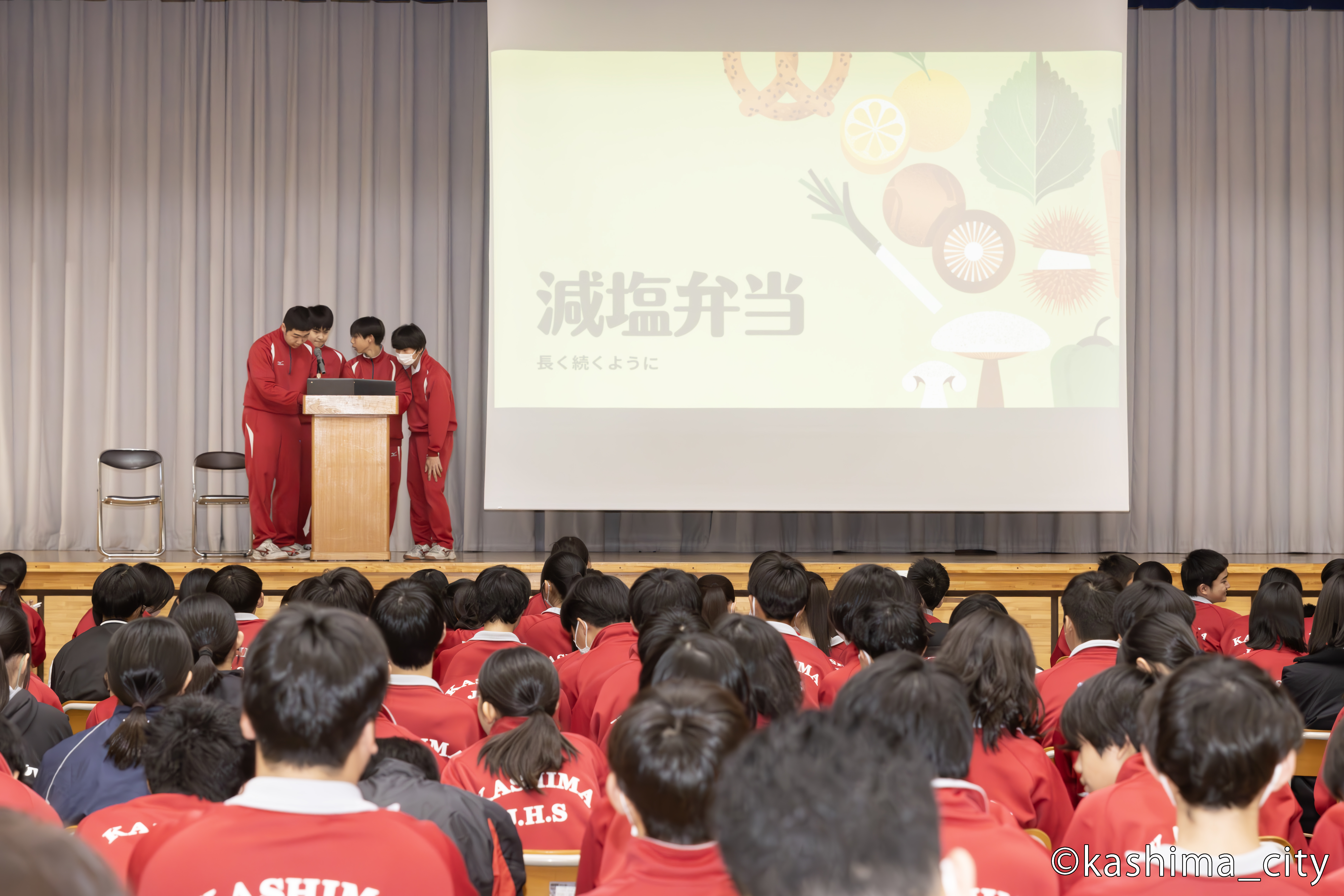 ステージで発表する男子生徒4人