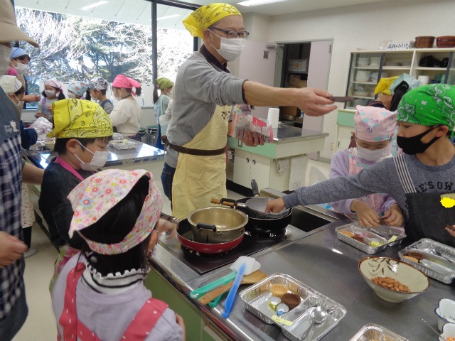 チョコを割る子どもたち