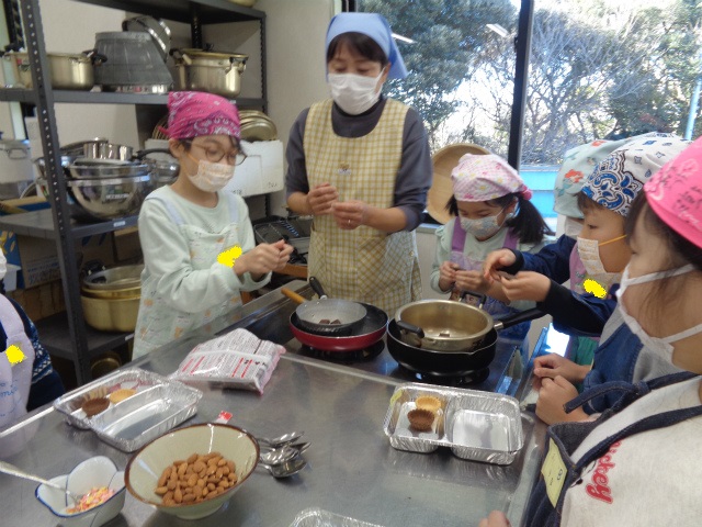 チョコを割って鍋に入れる子どもたち