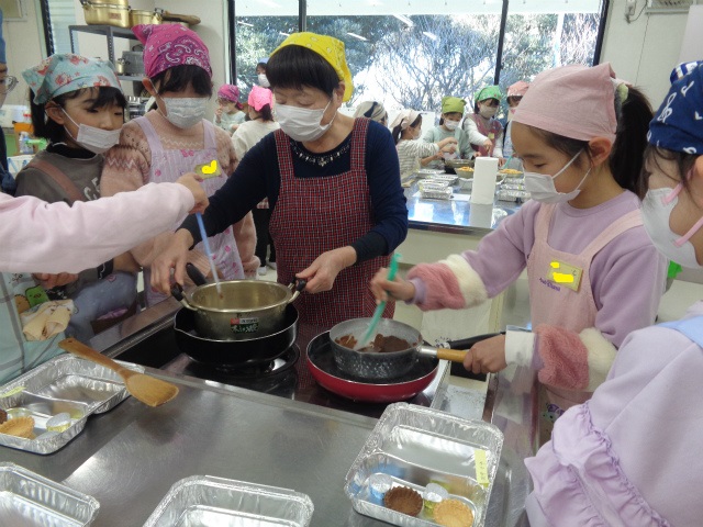 チョコを湯せんする子どもたち